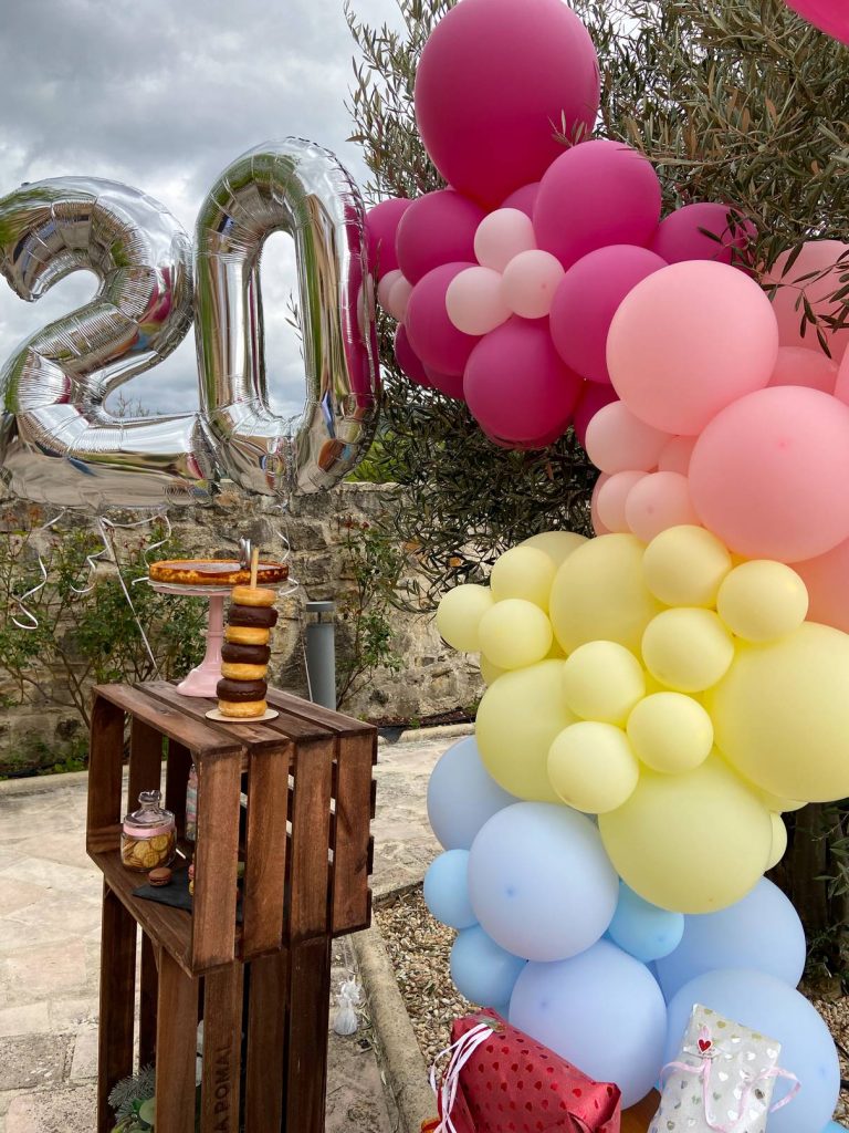 Detalle de fiesta con globos y cominolas