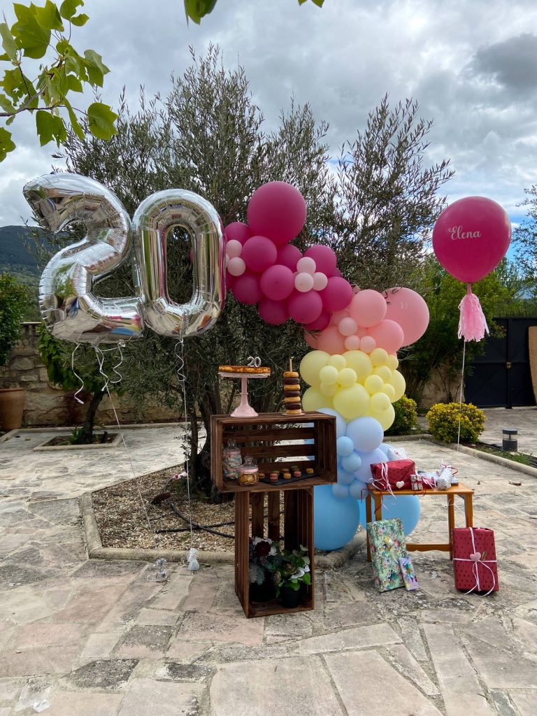 Rincón de cumpleaños con globos y dulces