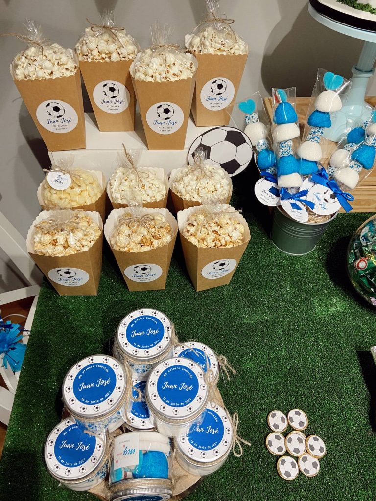 Decoración candy bar comunión con detalles de fútbol