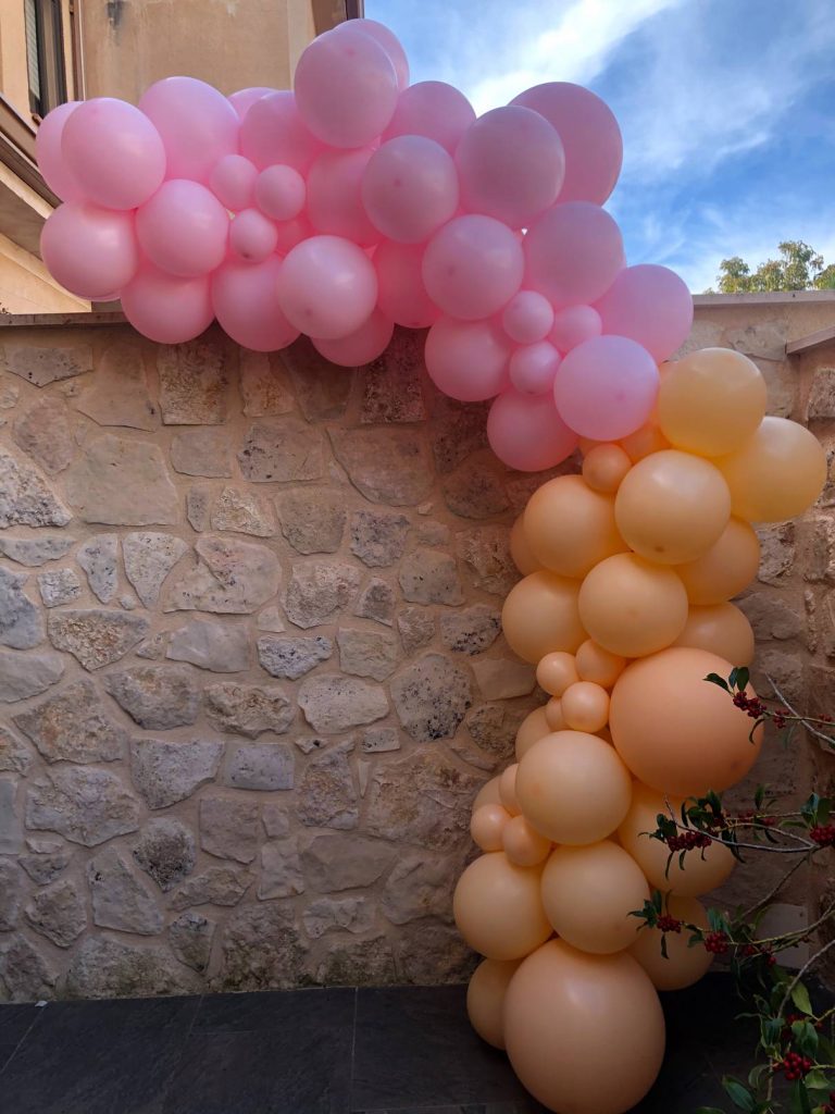 Guirnaldas de globos en patio